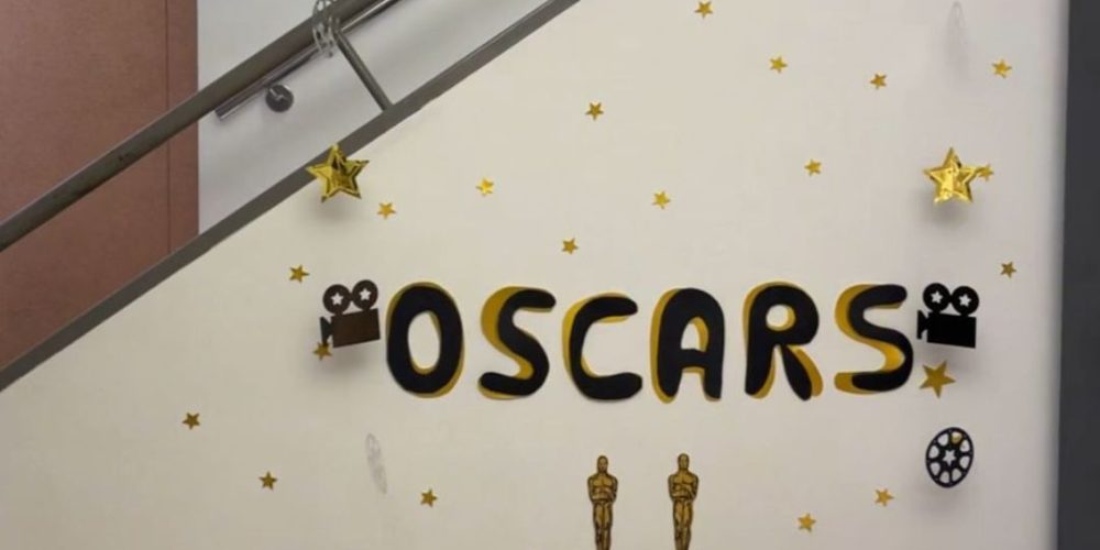 En Big Ben nos encanta sorprender a nuestros estudiantes con dinámicas que hacen que aprender inglés sea más emocionante. Este mes hemos decidido llevar el glamour de Hollywood a nuestras aulas con una decoración inspirada en los Oscar, donde estrellas doradas, claquetas y detalles cinematográficos crean un ambiente único.