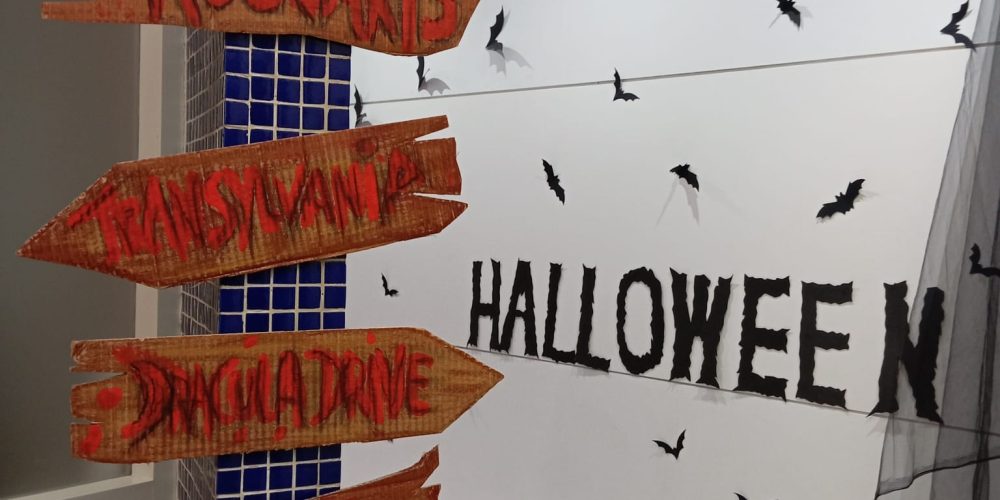 En Big Ben School, en Sant Boi de Llobregat, Halloween se convierte en una celebración educativa que trae la esencia de los países angloparlantes a nuestros estudiantes. Cada octubre, nuestra escuela se transforma en un país de las maravillas de Halloween, adornada con calabazas, telarañas y decoraciones espeluznantes que capturan la imaginación y preparan el escenario para una experiencia cultural inmersiva.